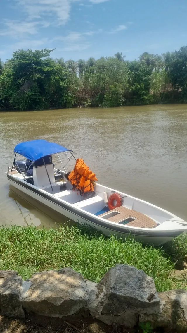 Lancha 10 pessoas  40 HP 4 tempo  no meu nome  doc ok