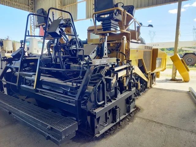 Pavimentadora de Asfalto, marca Caterpillar, modelo 1055D, ano 2011, toda revisada - Foto 2