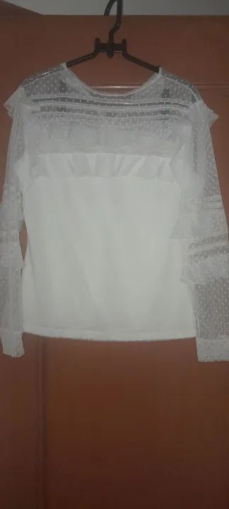Blusa branca de renda da NUSCA
