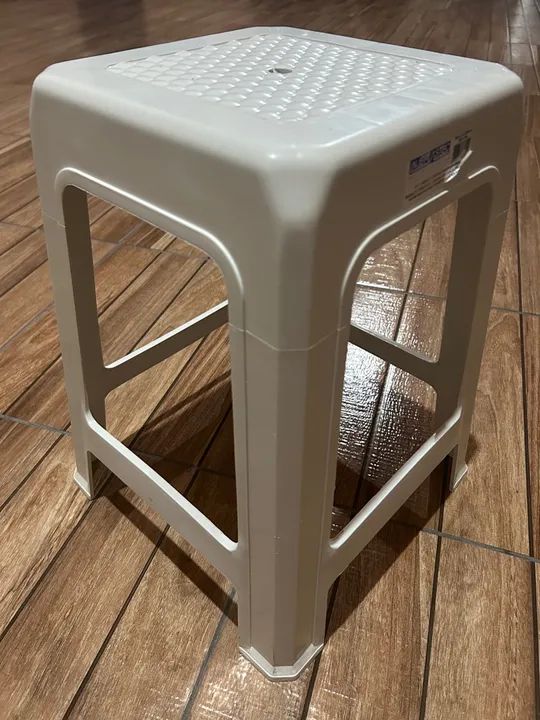 Mesa de plástico retangular com 4 cadeiras ou 4 banquetas - Foto 4