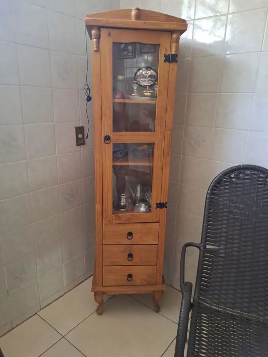 Cristaleira de madeira 