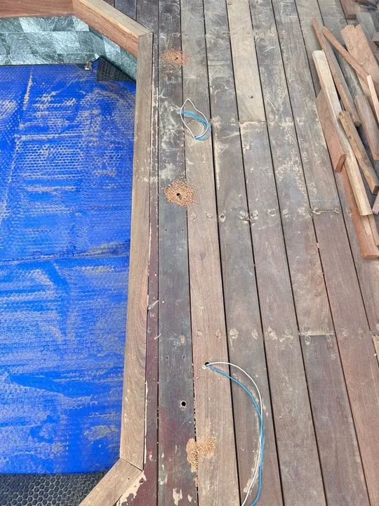 Raspagem e instalação de Deck pergolado aplicação de verniz  - Foto 4