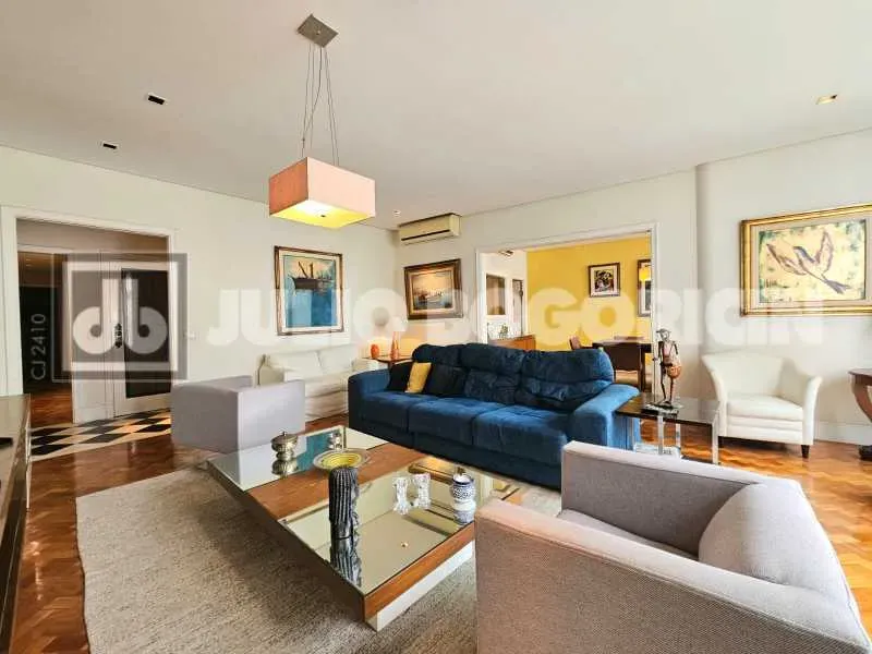 Copacabana! Posto 6! Apartamento amplo, reformado, vista lateral mar, dois salões, lavabo,
