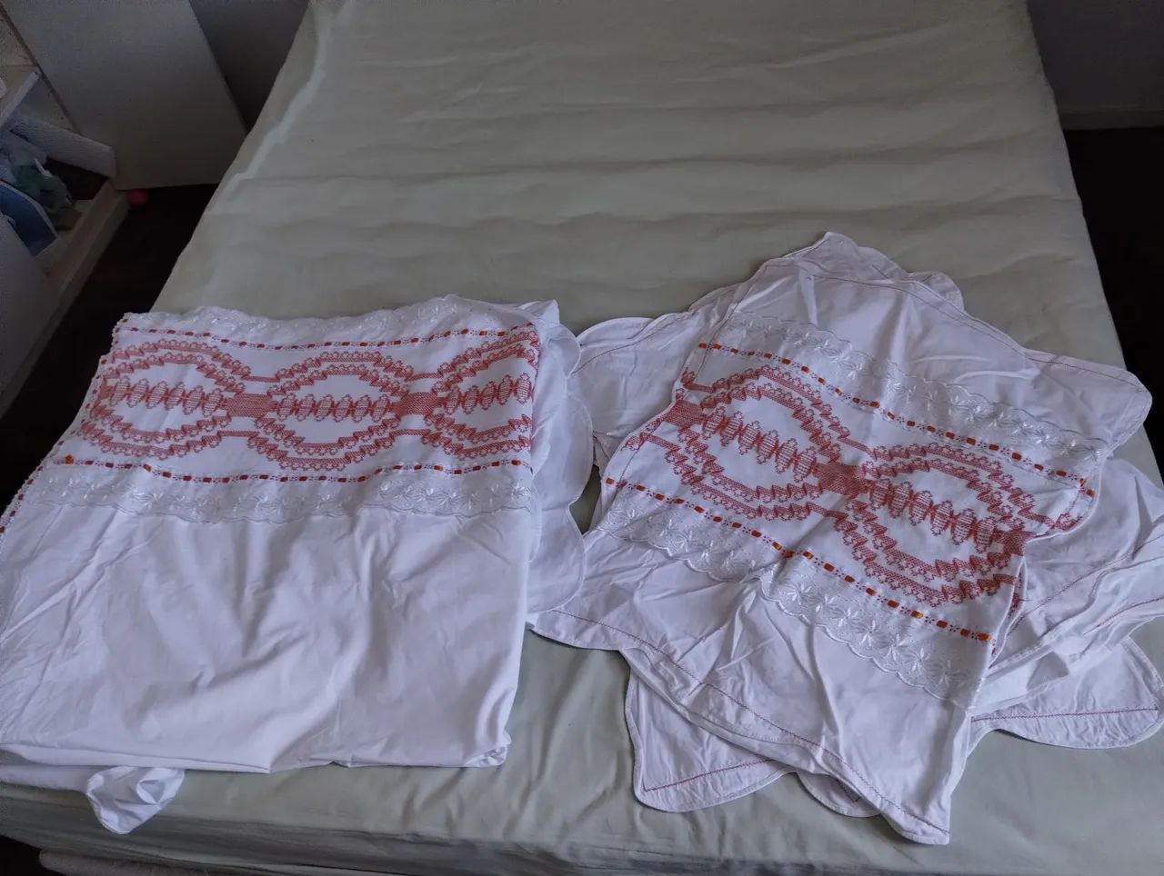 Lindo Jogo lençol+ 4 FRONHAS bordados 