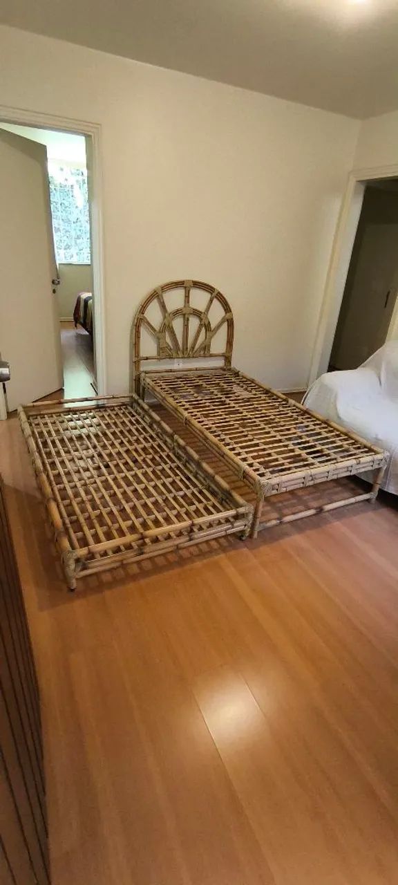 Cama de vime/bambu com cabeceira e cama auxiliar