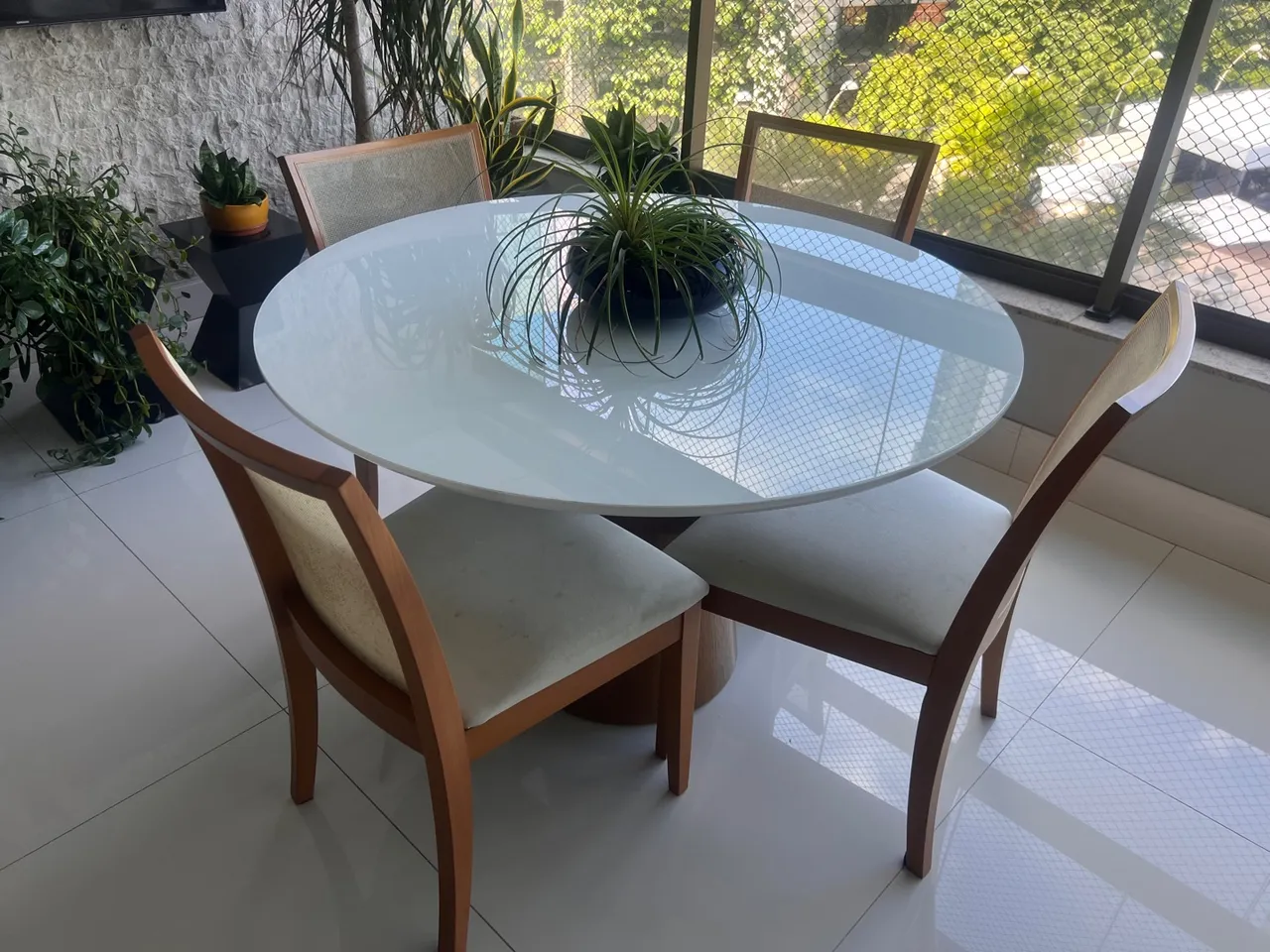 Mesa de Jantar Redonda com Cadeiras