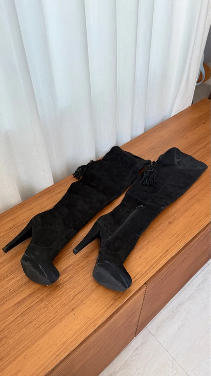 Bota Over Knee Preta com Salto Alto