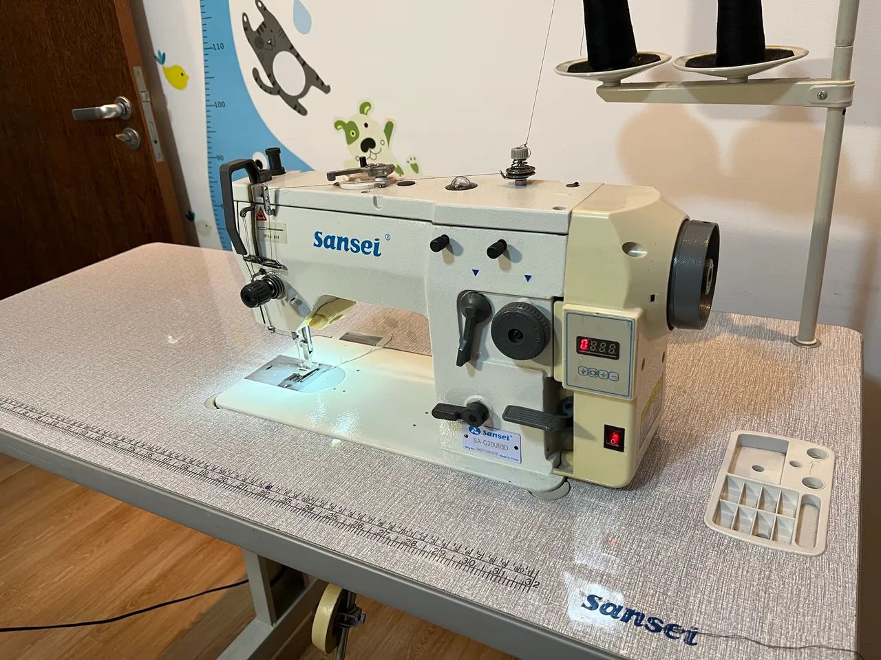 Máquina de costura Zig-zag e reta semi-industrial, 127v, usada, Sansei SAG2193D - Foto 3