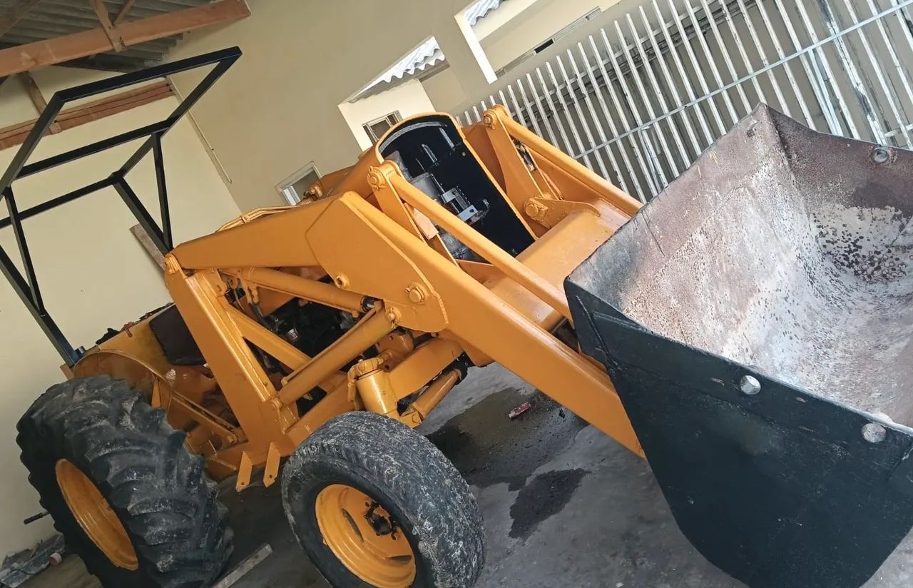 Trator Ford com pá carregadeira. Pronta para trabalhar! 
