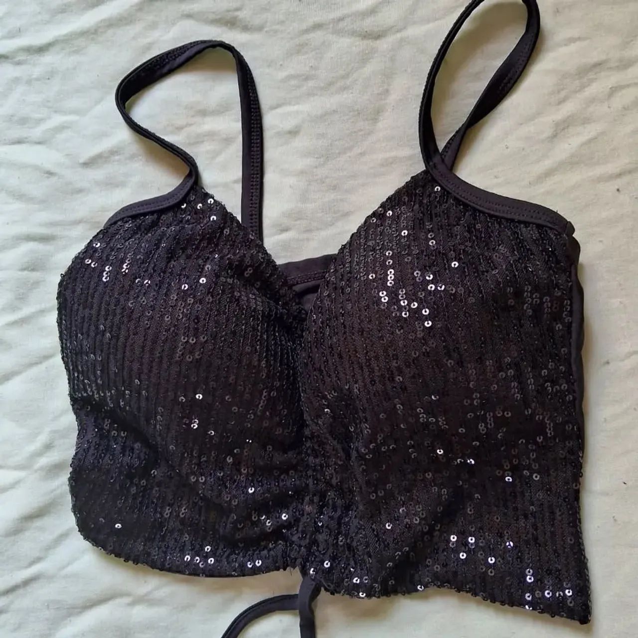 Top preto com paetês