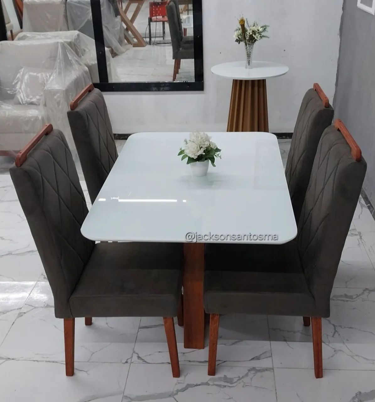 Mesa de Madeira Maciça com Vidro Laqueado + 4 Cadeiras Acolchoadas - Foto 5