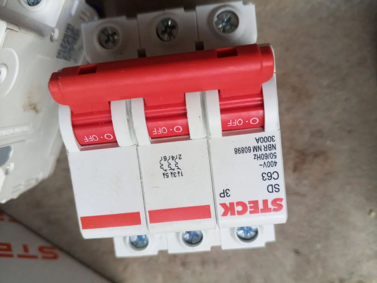 DISJUNTORES TRIPOLAR 64385782601217122