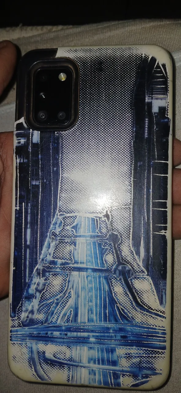 Capa para celular com design artístico