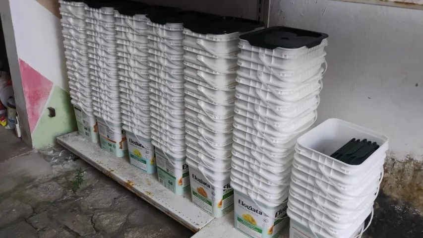 Balde quadrado de 15kg. Limpo. Valor: 4,50 reais cada. 