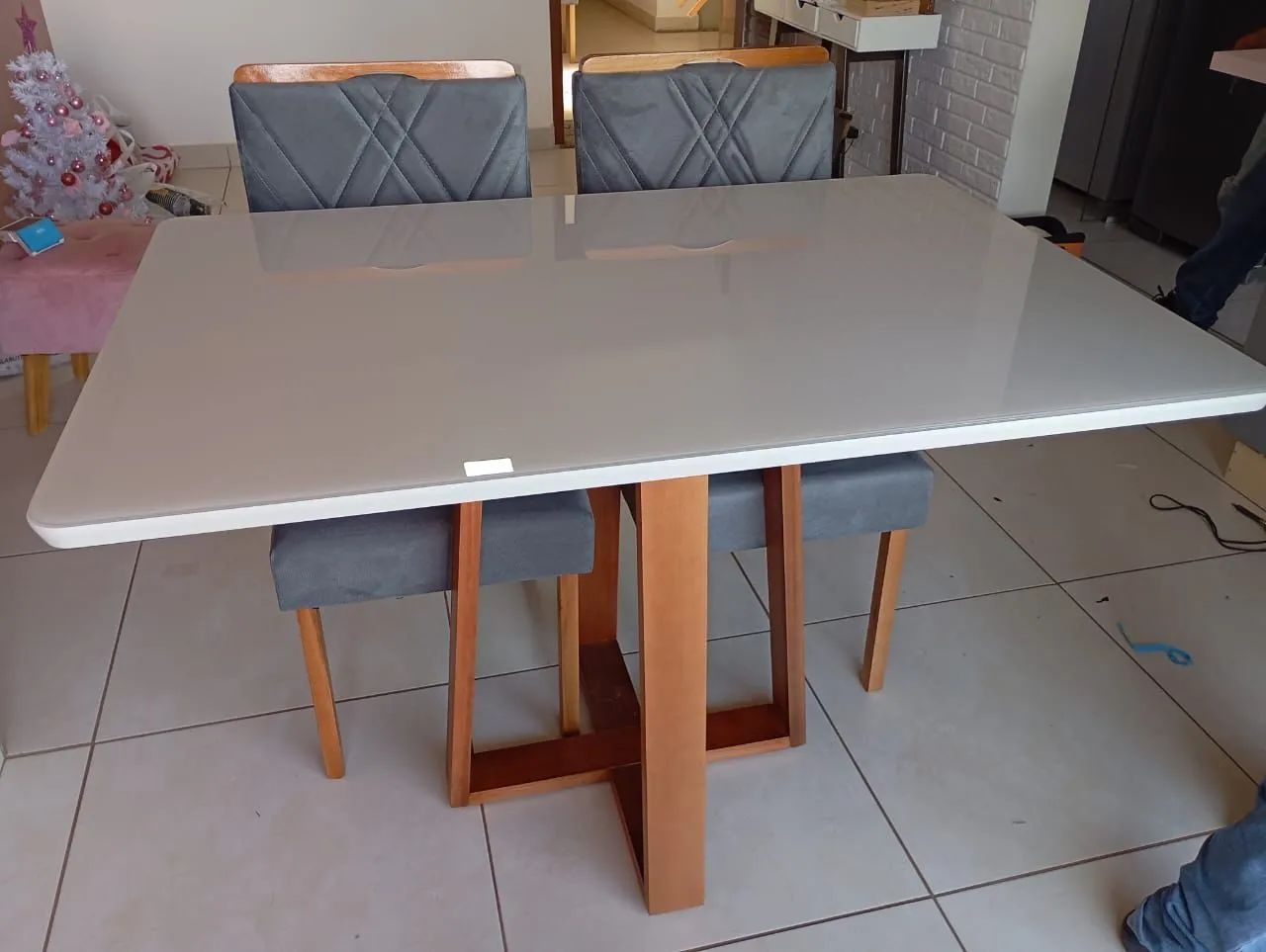 Mesa de Jantar em Laca, com cadeiras de madeira maciça para 4 pessoas 