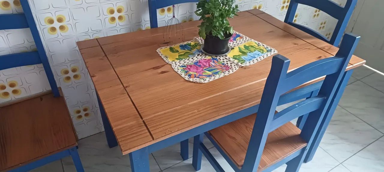 Mesa de madeira com 4 cadeiras - Azul e Amadeirado