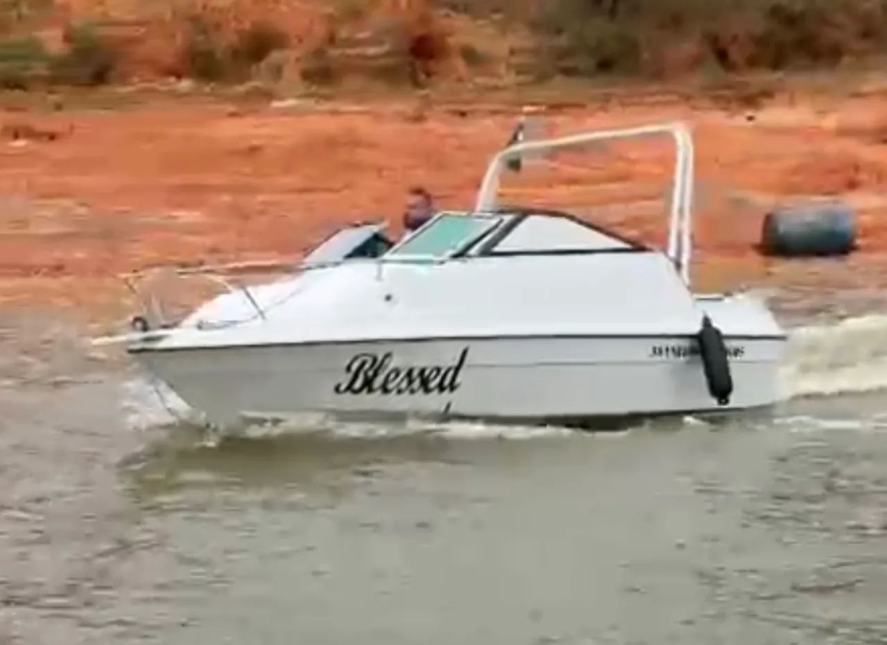 Lancha 16 pés cabinada