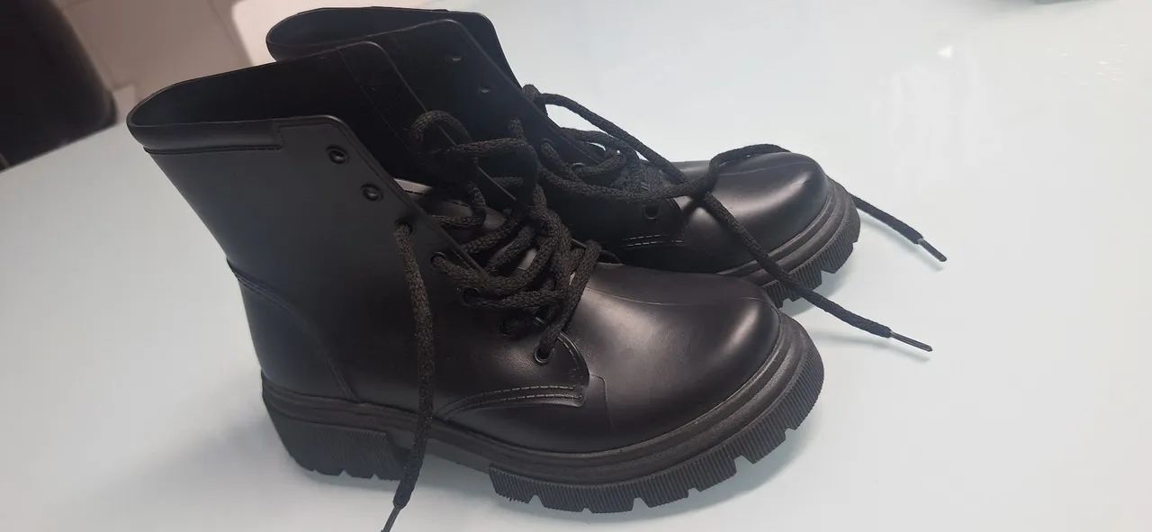 Botas infantis pretas estilosas