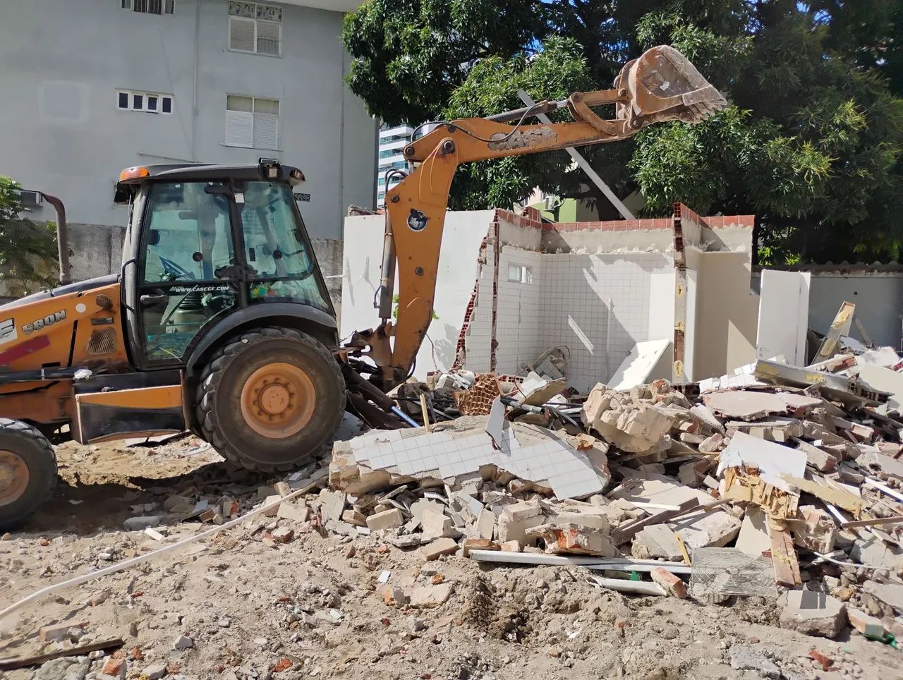 Serviço retroescavadeira demolição aluguel maquina