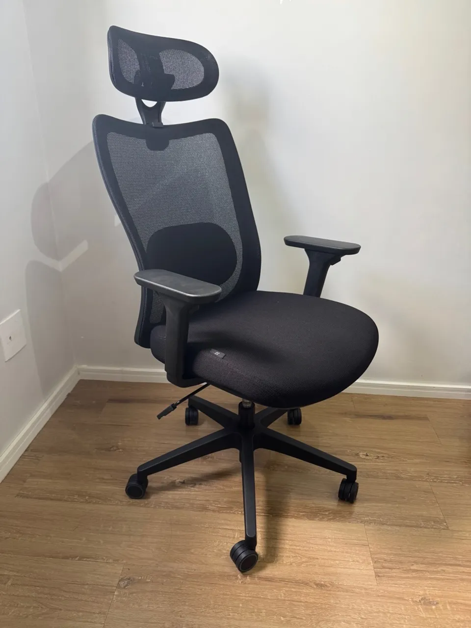 Cadeira de Escritório Ergonômica com Rodinhas - Conforto e Design