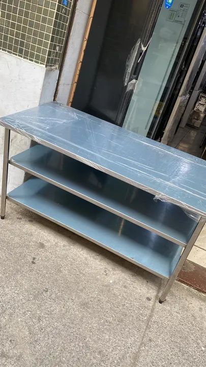 MESA DE AÇO INOX REFORÇADA 1,50 x 70 NOVA COM 2 PRATELEIRAS - Foto 2