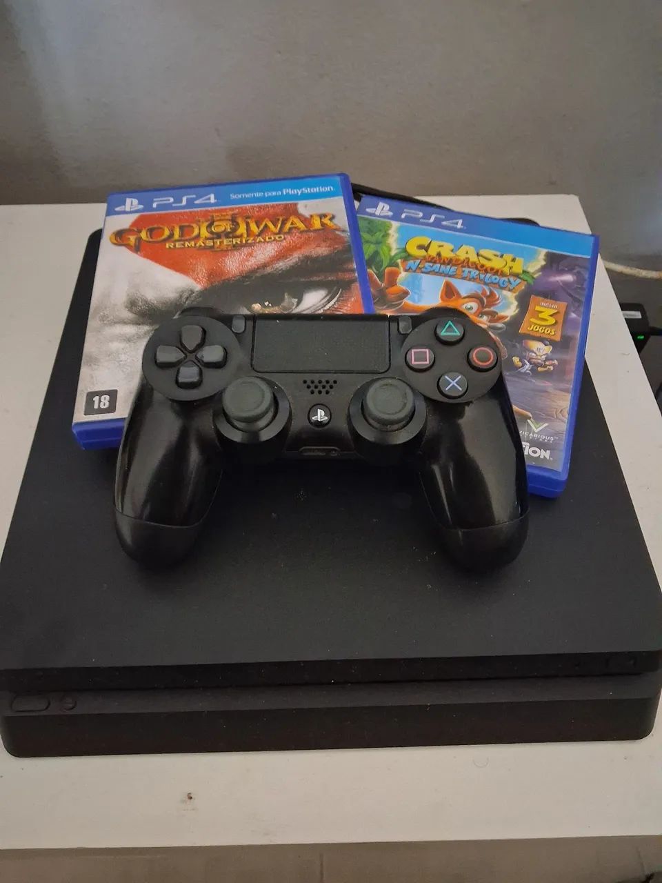 PS4 SLIM 500GB + 2 jogos e controle usado - Foto 4