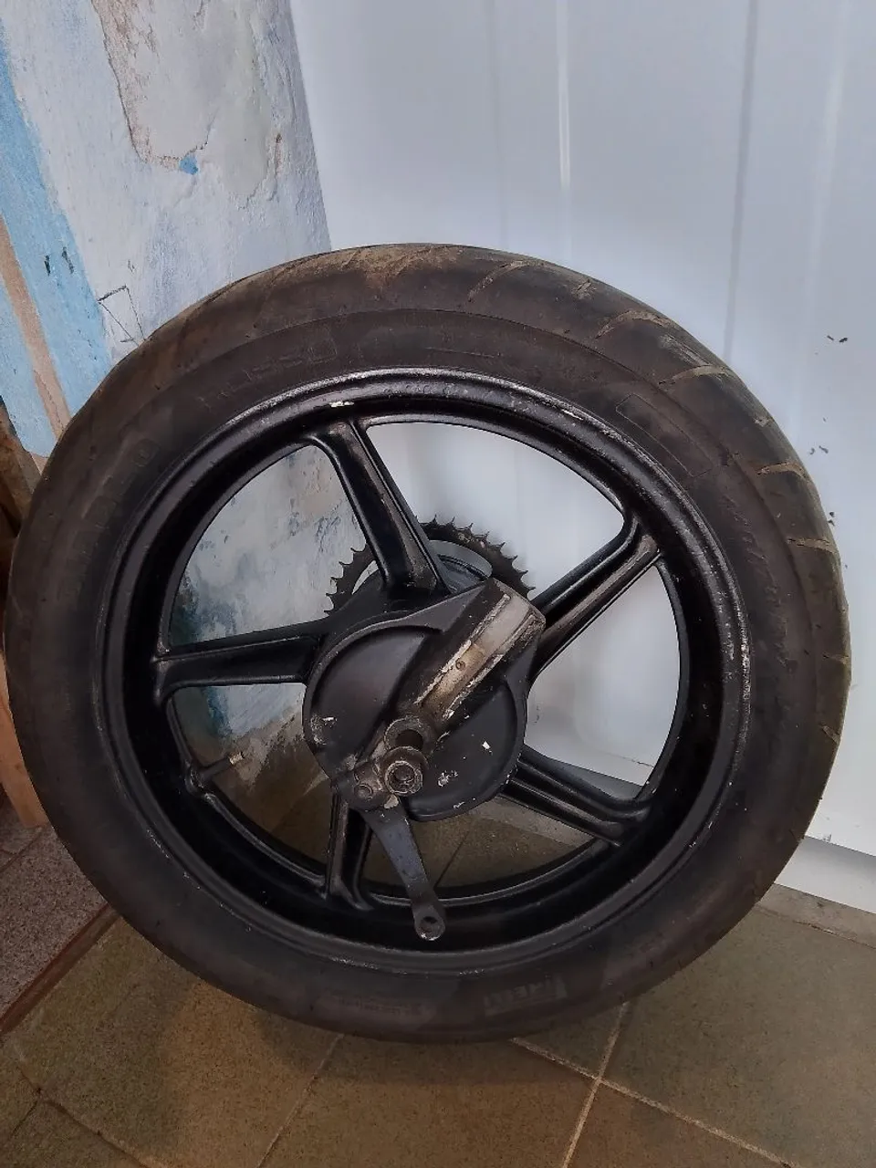 Roda de moto tenho várias peças de moto bateria nova seminovos 
