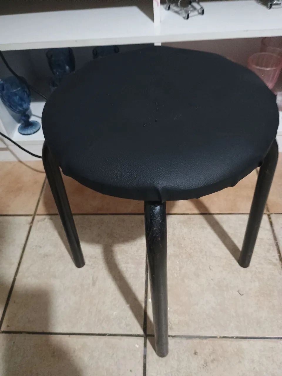 banqueta redonda de metal com assento estofado em couro sintético preto.  - Foto 4