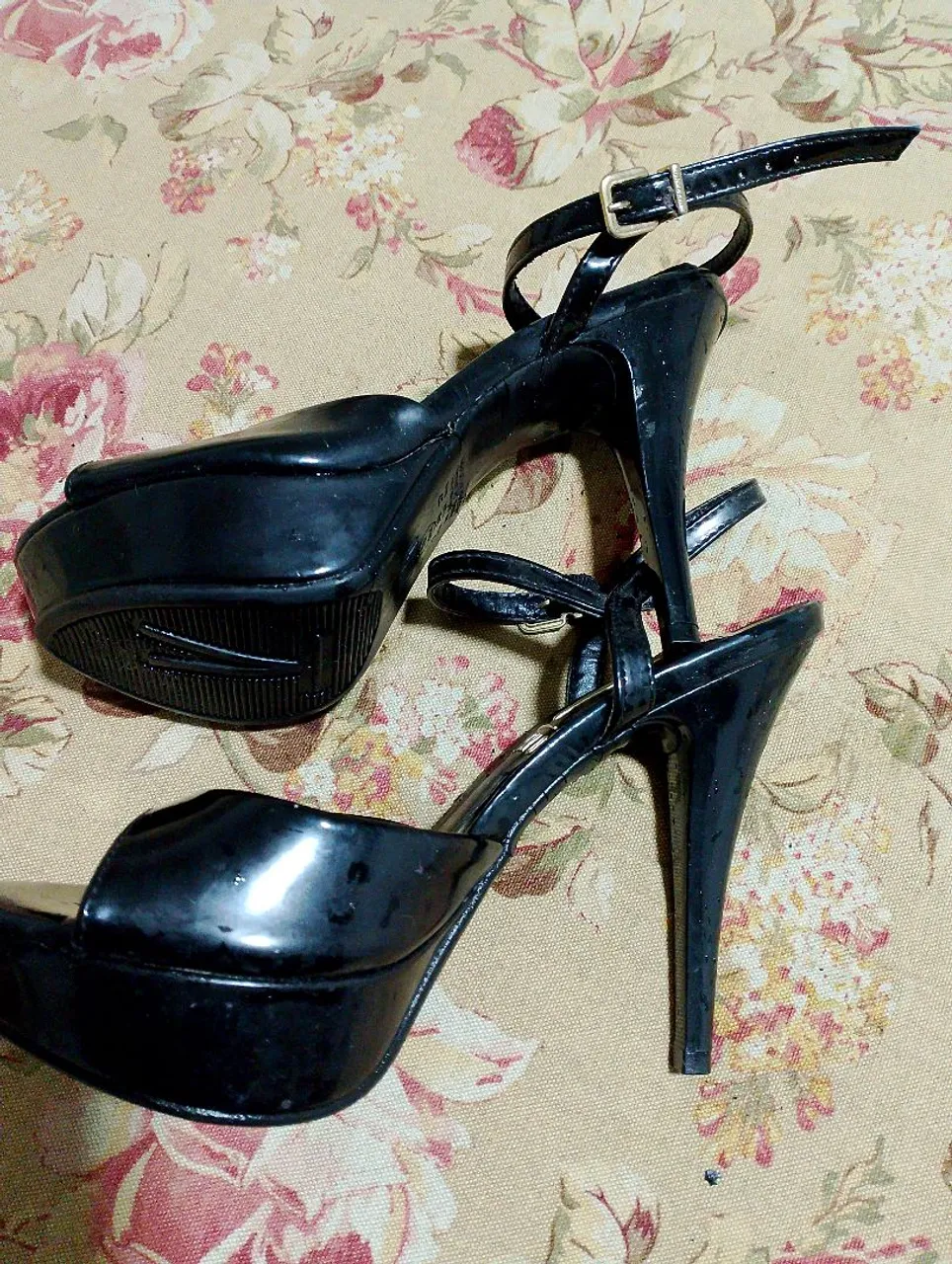 Sandália Salto Alto Preta - Elegância e Estilo!