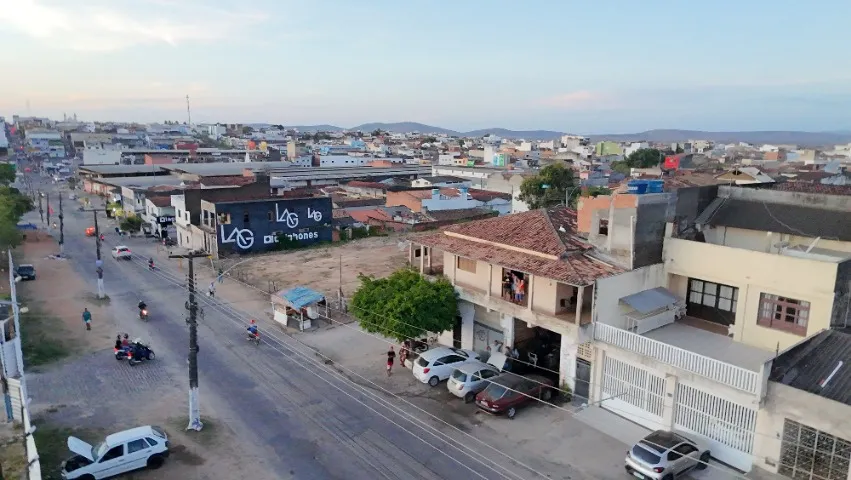 Casa de esquina em frente Parque de Exposições