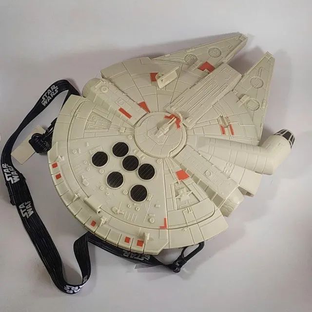 NAVE ESPACIAL MILLENIUM FALCON com luzes, da saga Guerra nas Estrelas 