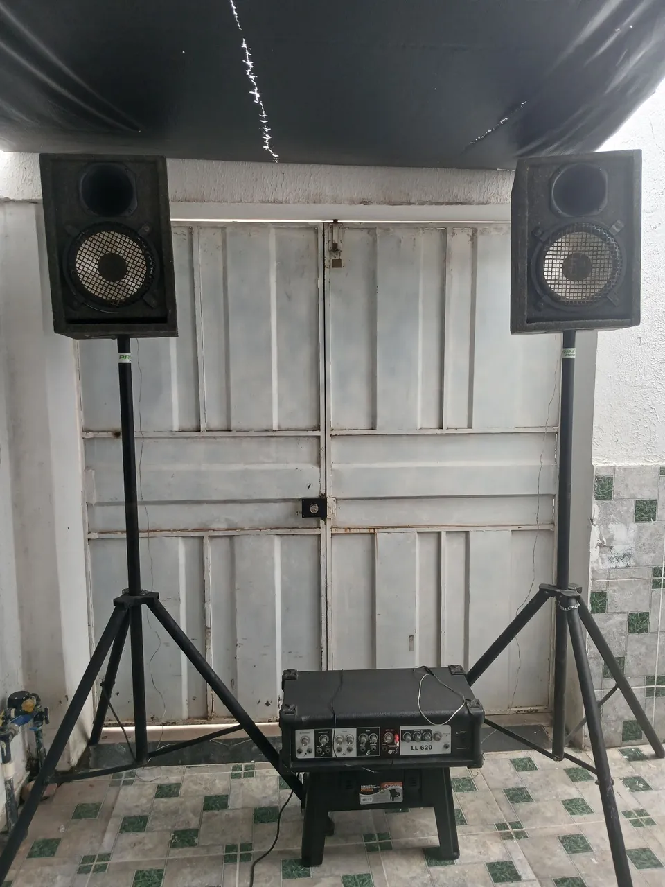 Sistema de Som com 2 Caixas e Pedestral