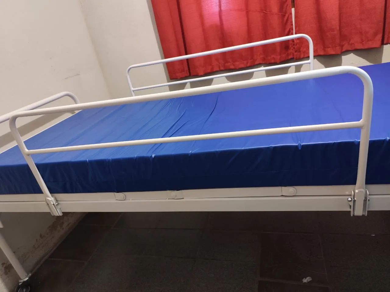 Cama Hospitalar com colchão 120 kgs com 2 manivelas - Foto 3