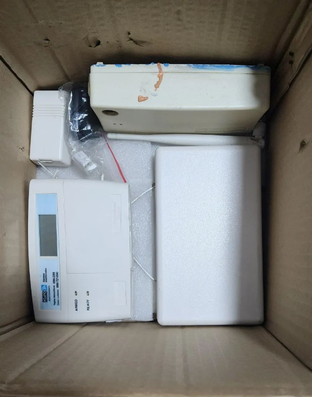 Sistema de alarme com sensores infravermelhos, teclado, central e sirenes - Foto 5