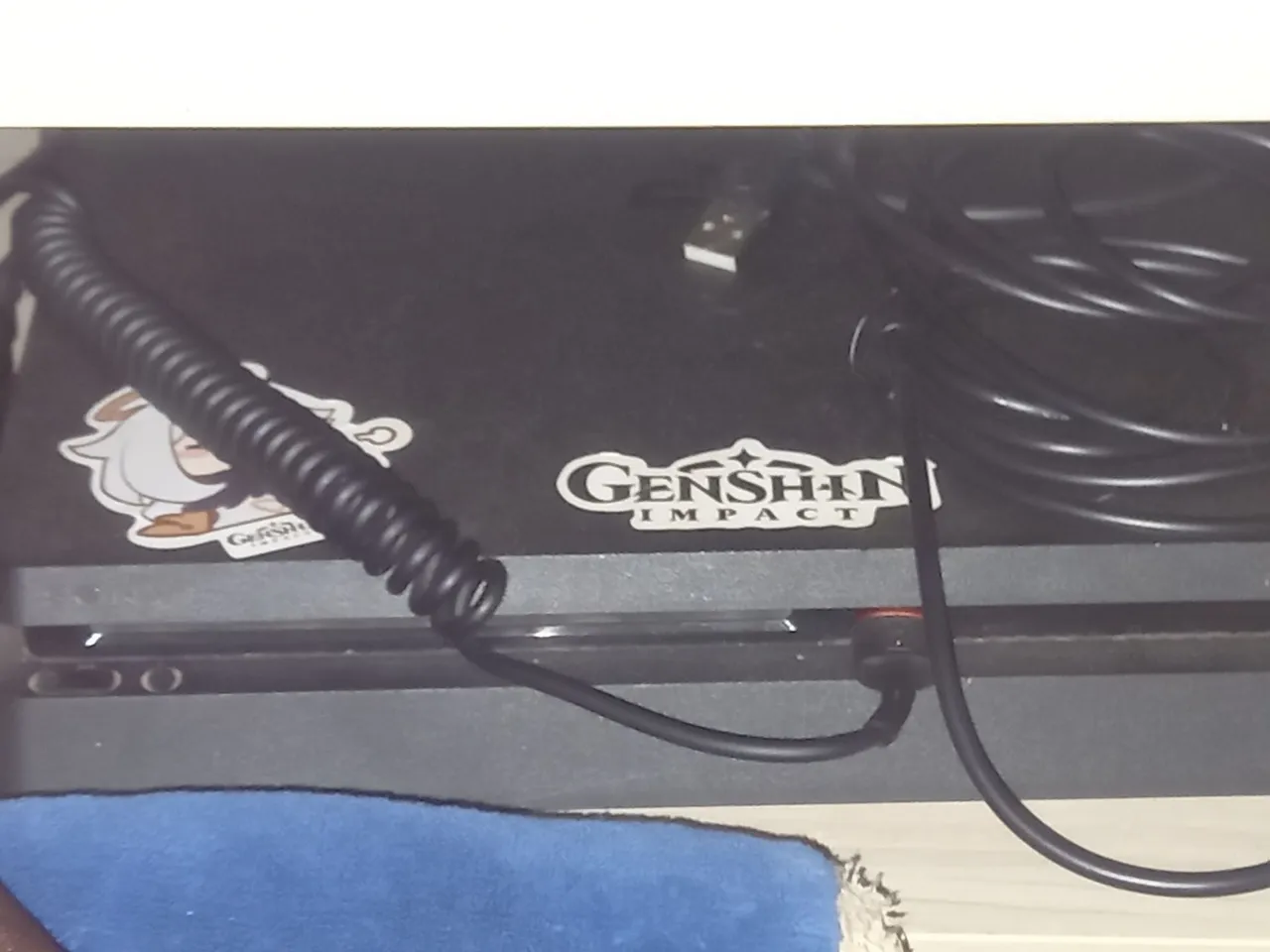 PlayStation 4 com adesivos Genshin Impact