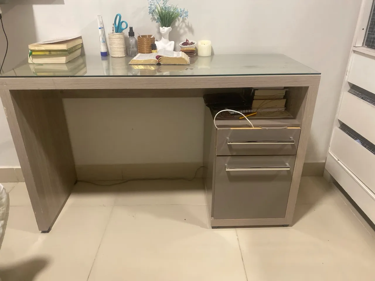 Mesa de escritório com gaveteiro
