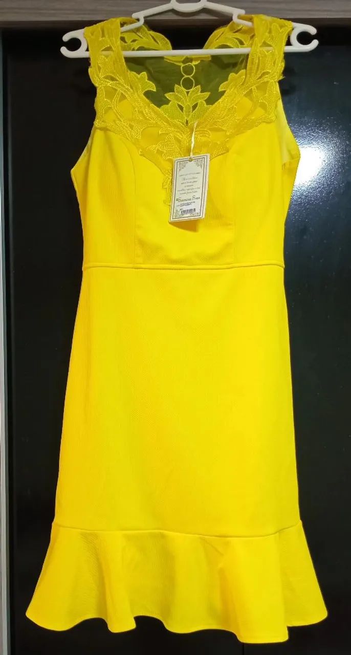 Vestido Amarelo com Detalhe em Renda