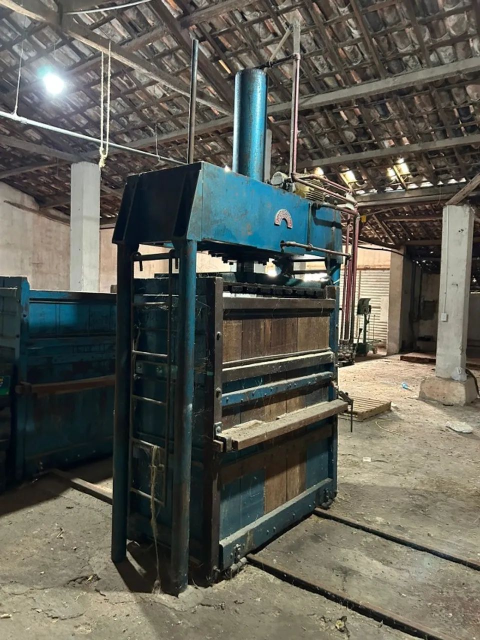 Prensa semi-nova para recicláveis, sisal, fibras, etc.