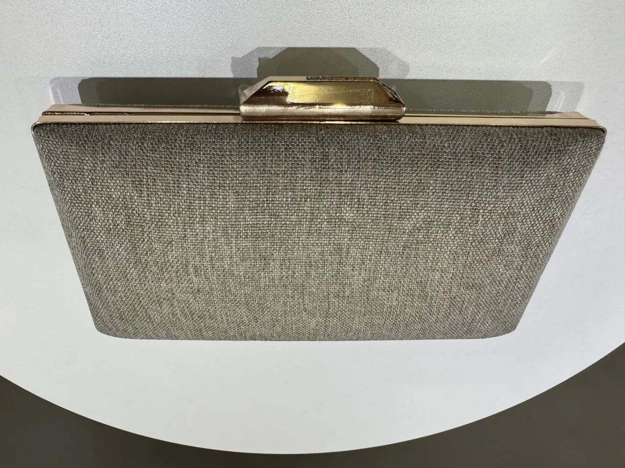 Bolsa de mão Clutch elegante em tom neutro