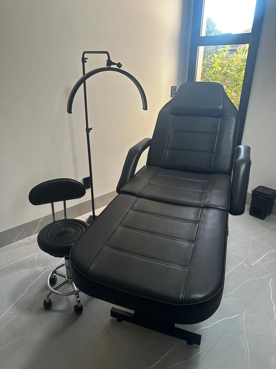 Maca para clínica de estética com banco e ring light