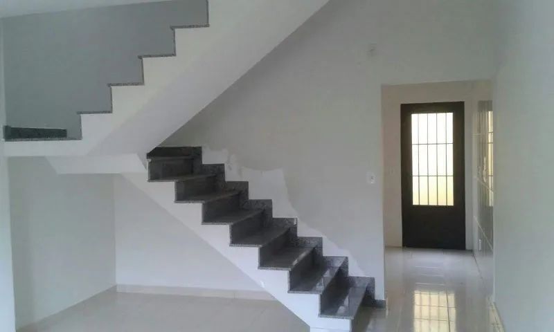 Vende-se excelente casa no condomínio Bougainville em Patos de Minas.