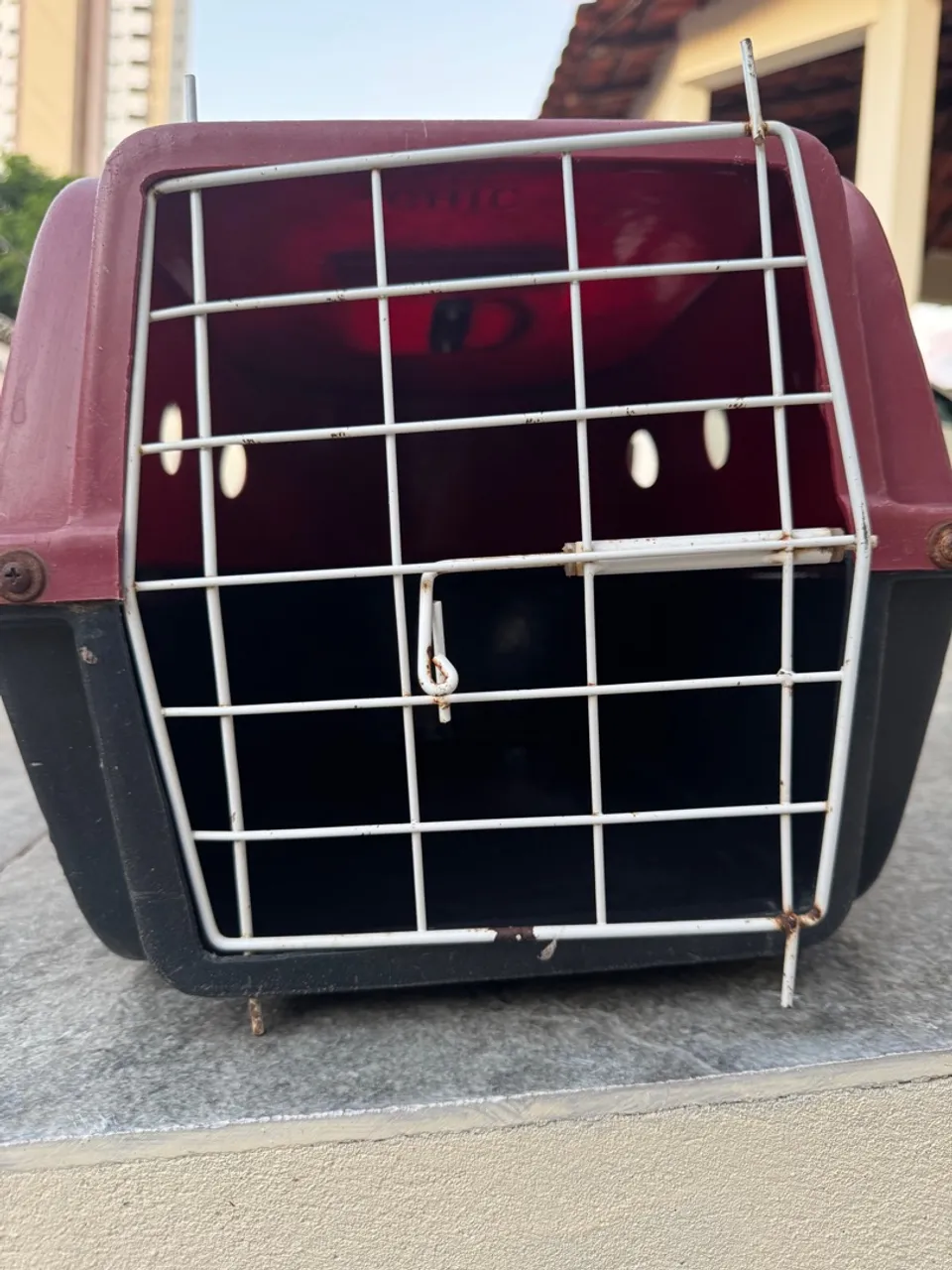 Caixa de transporte para pet tamanho médio.