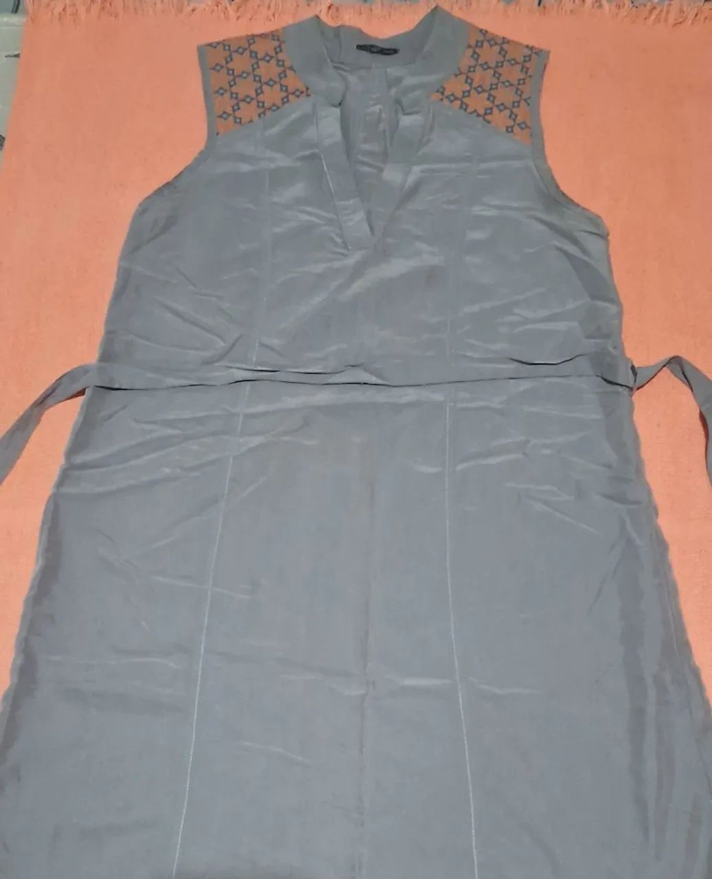 Vestido Cinza Sem Mangas Detalhe Borda marca Cantão do