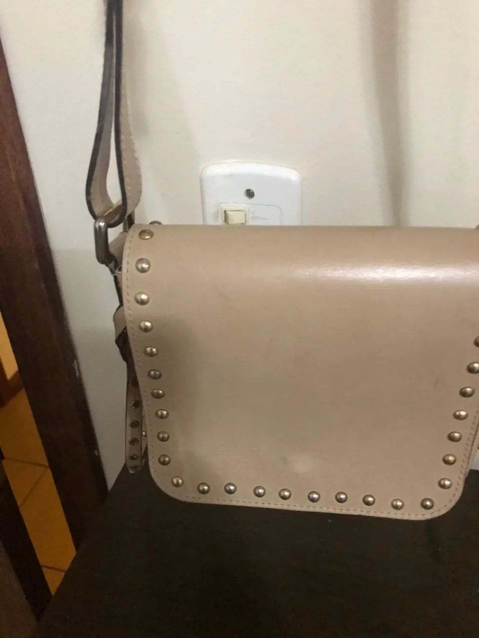 Bolsa de ombro bege com tachas - Foto 2