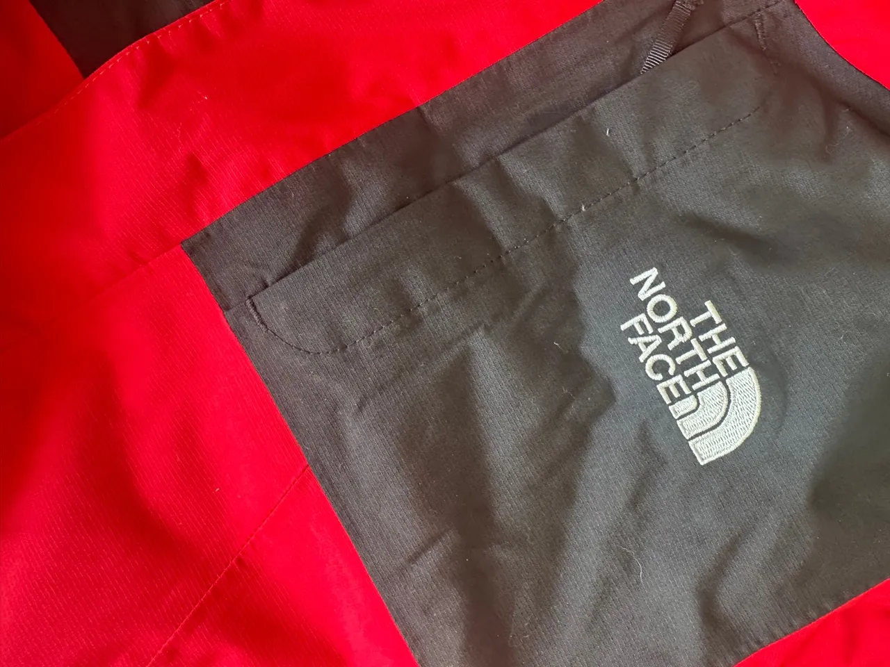 Jaqueta The North Face Vermelha e Preta