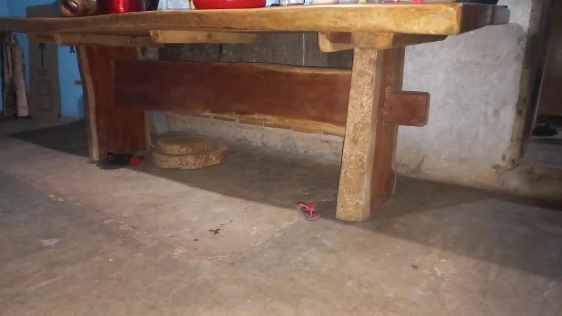 Mesa de jatobá envernizada 