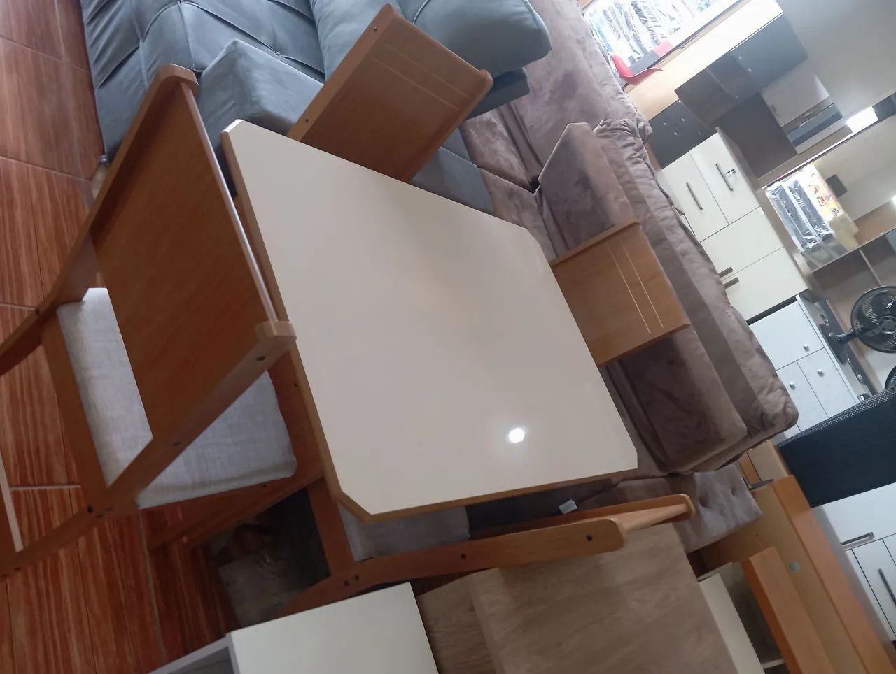 Mesa de Jantar  4 Cadeiras alto padrão,em oferta 