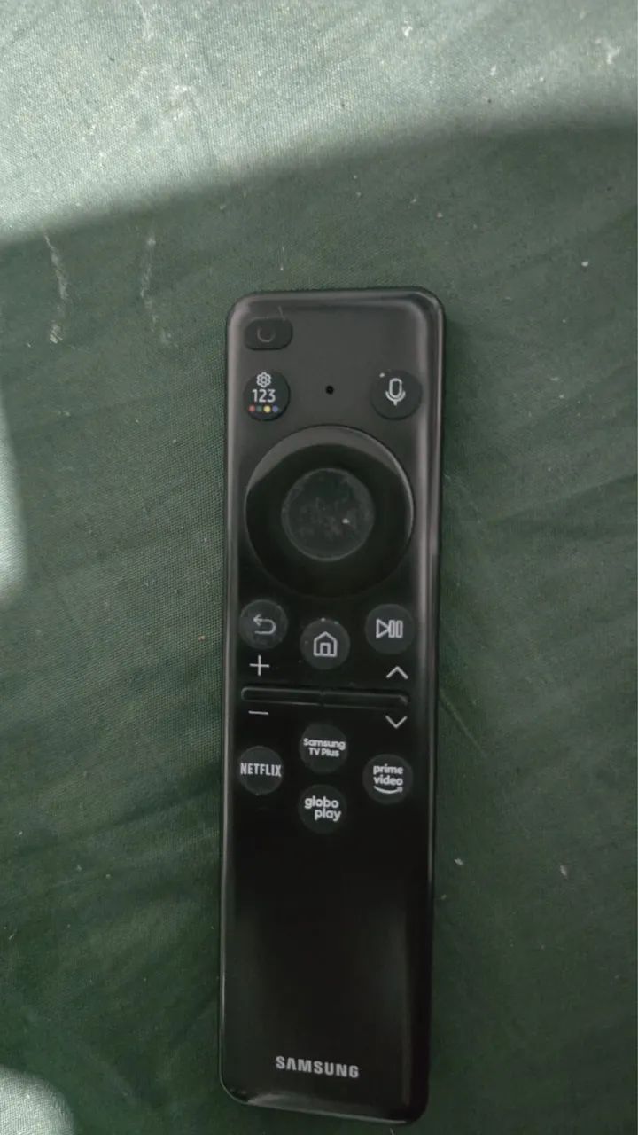 Tv Qled samsung 55 polegadas quebrada + controle - Foto 2