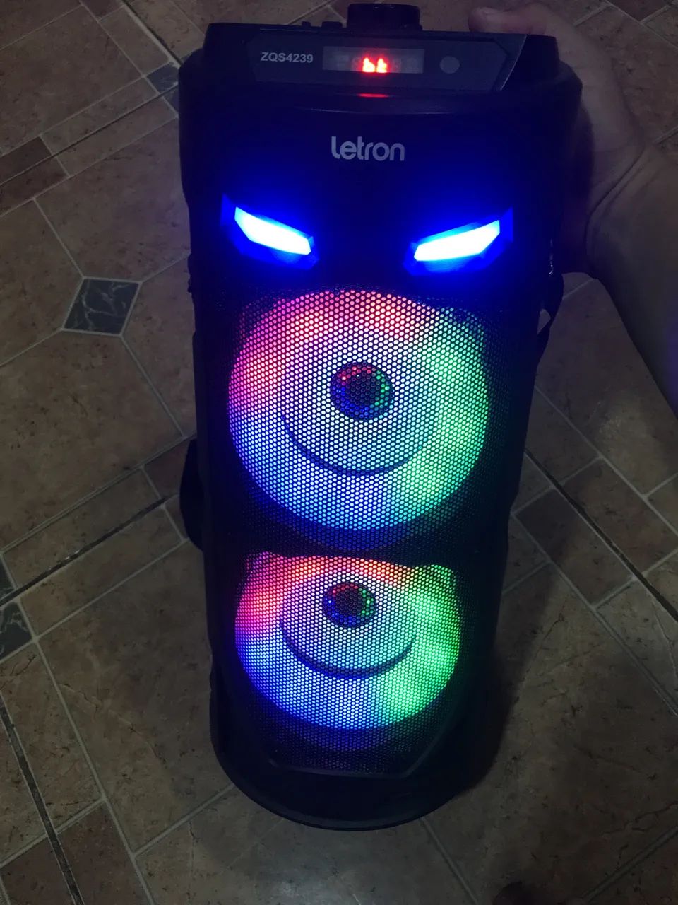 Caixa de som nova potente com LED