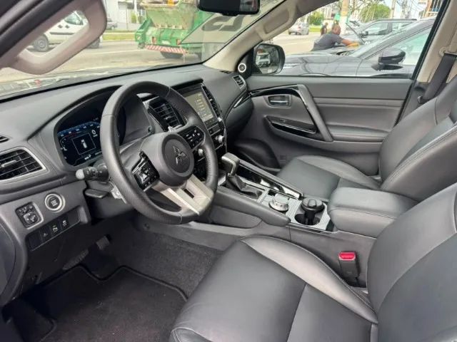 Mitsubishi Pajero Sport Legend Black 2.4 4X4 (die) Aut. 2025 - Foto 4